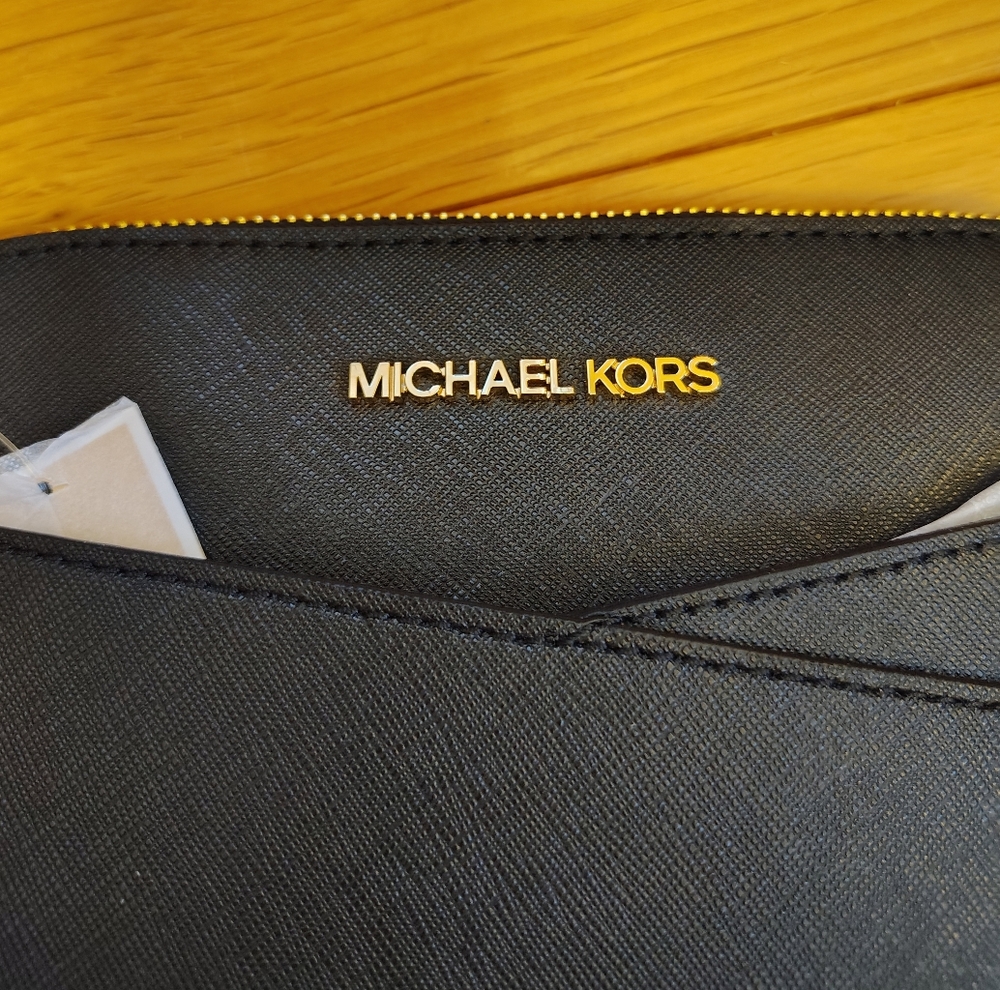 Michael Kors Jet Set Travel Medium Dome Crossbody Bag - Picture 4 of 9